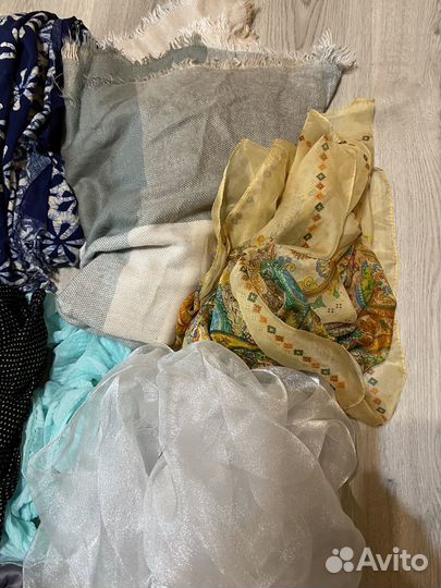 Пакетом женские платки, палантины