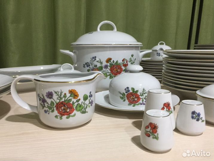 Столовый сервиз на 12 персон. Фарфор Г Д Р