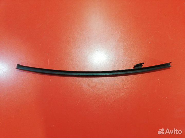 Направляющая стекла двери задняя правая Nissan