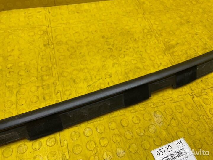 Б/У Уплотнитель опускного стекла В хорошем