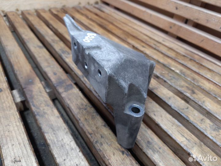 Кронштейн двигателя правый Opel Astra J 2012