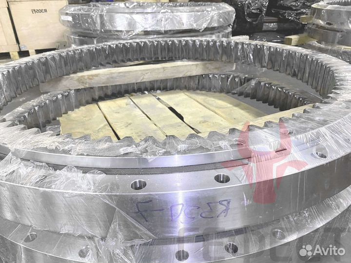 Поворотный круг Hyundai R300LC-9A 81Q8-01050