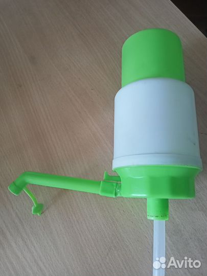 Ручная помпа для воды в бутыль