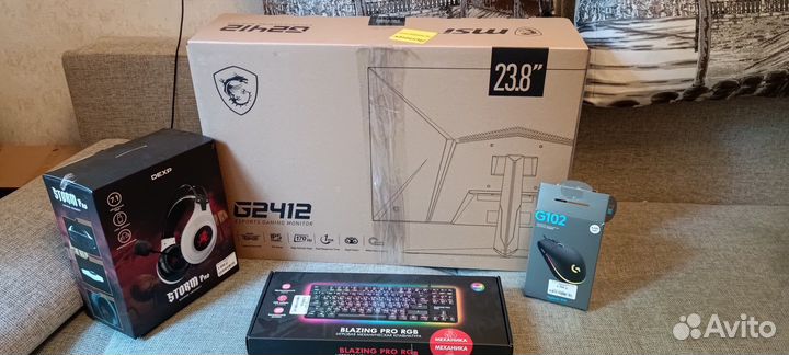 Игровой компьютер с монитором и клавиатурой