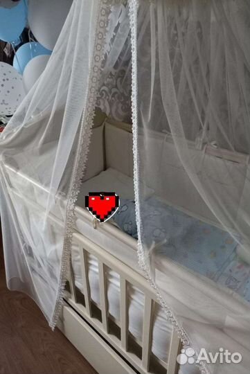 Детская кроватка с маятником