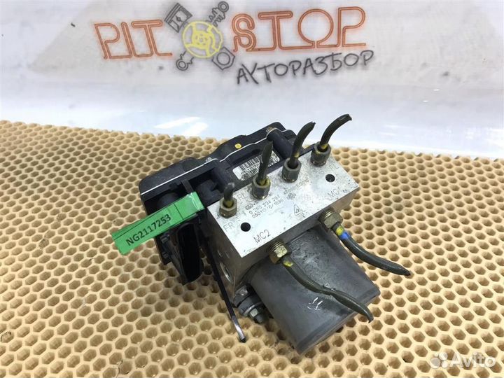 Блок ABS под капотом Nissan Fuga (Y50) 2004 - 2007