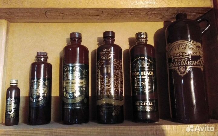 Коллекция пустых бутылок 