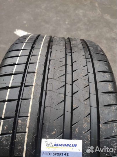 Michelin Pilot Sport 4 S 295/35 R22