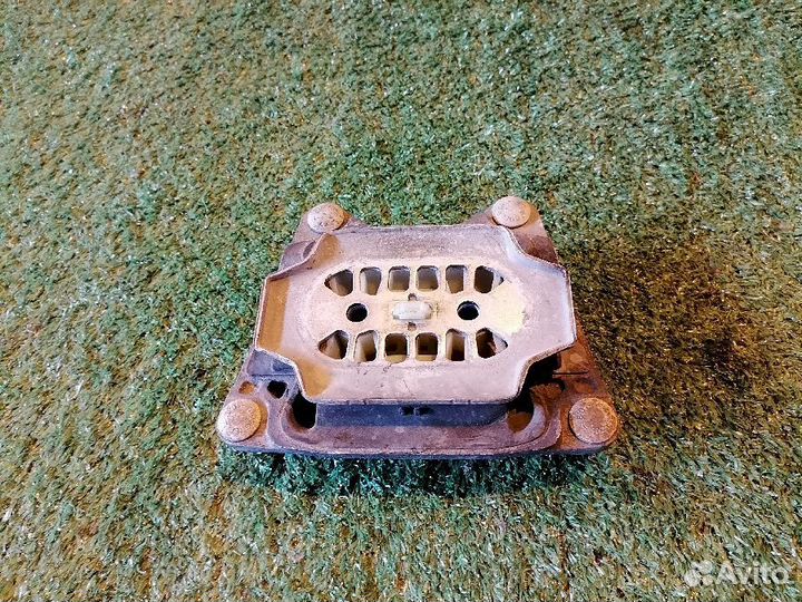 Опора кпп (подушка) NH1040F1 Audi A6 C6 4F2