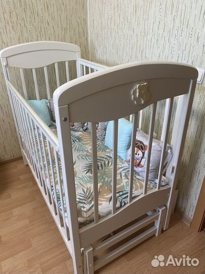 Детская кроватка с продольным маятником