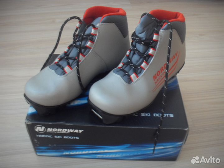 Продам лыжные ботинки