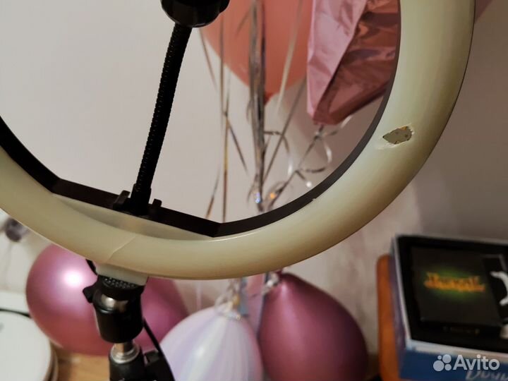 Разбитая кольцевая лампа и штатив