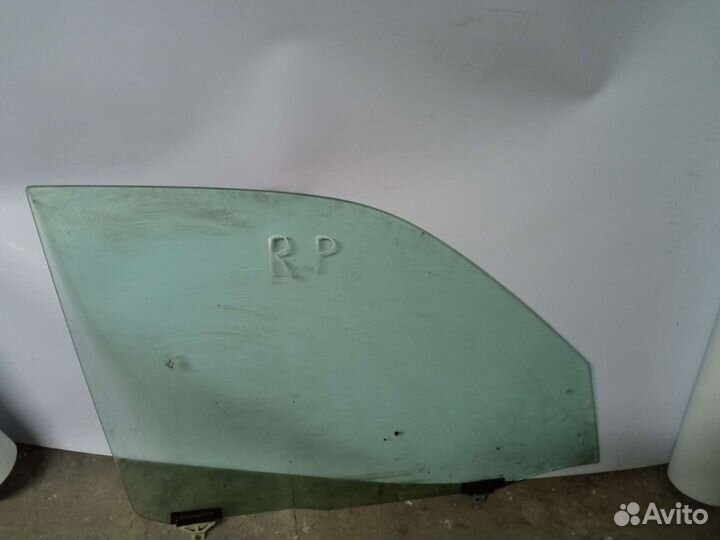 Toyota Previa переднее правое стекло