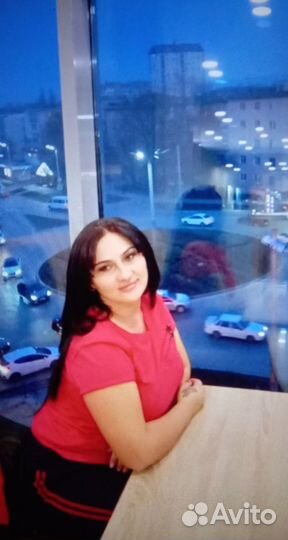 Продовец в табачном магазине