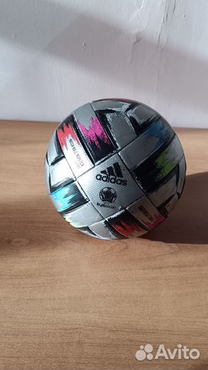 Футбольный мяч adidas uniforia