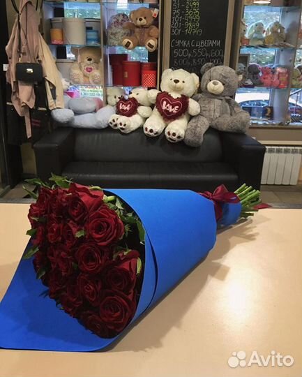 Розы 25 штук в синем крафте 65 см