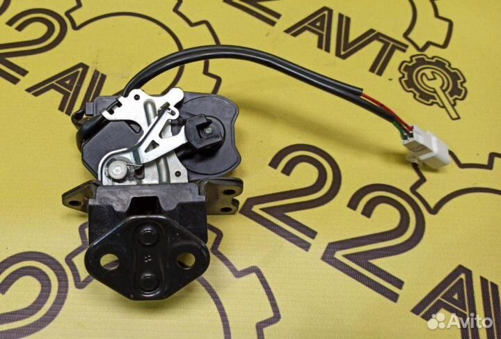 Замок багажника Toyota Wish ZNE10 1ZZ-FE 04.2006