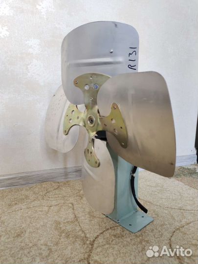 Электромотор с лопостями