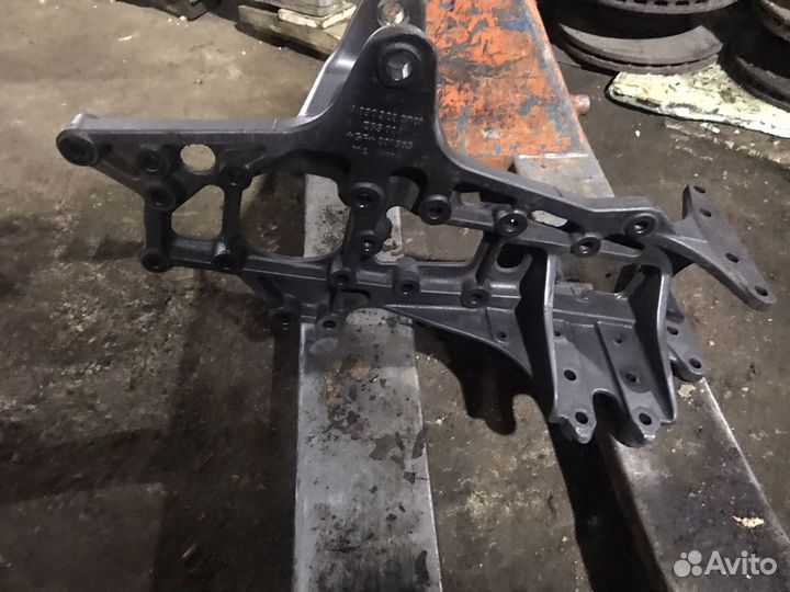 Mercedes Actros кронштейн передней рессоры