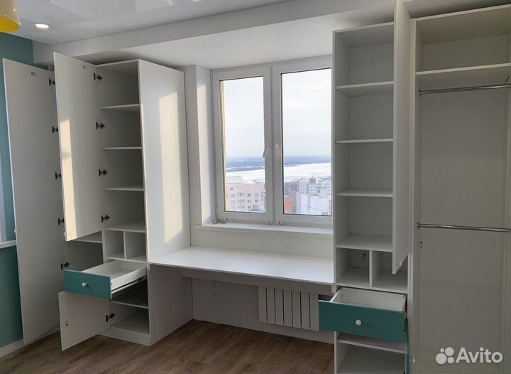 Стол у окна, рабочее место и шкафы под заказ