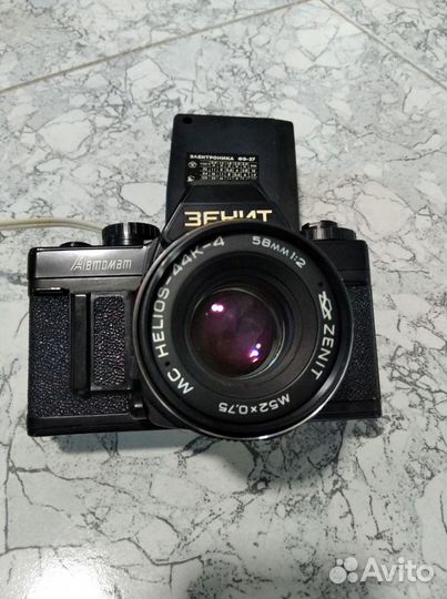 Фотоаппарат Зенит с объективом и вспышкой. СССР