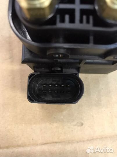 Блок клапанов пневмоподвески VW Toureg 10-18 (NF)