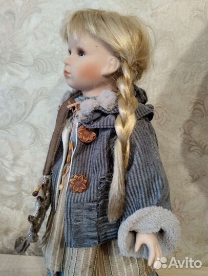 Кукла фарфоровая