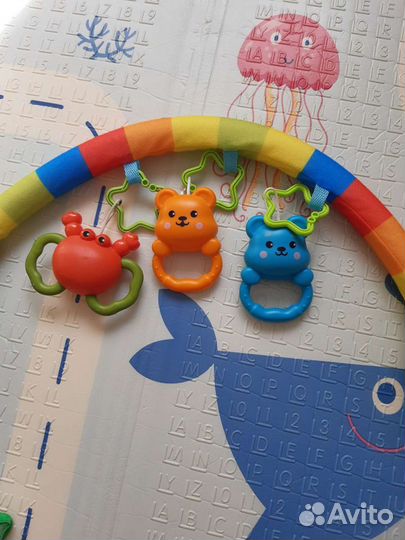 Стульчик для кормления и подвесные игрушки