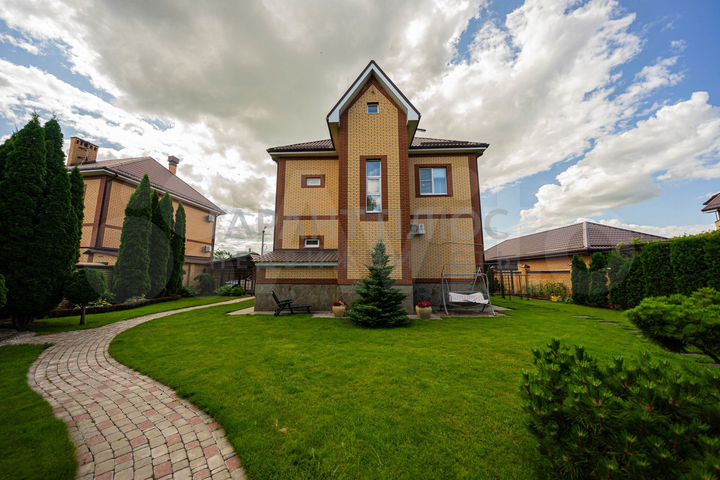 Коттедж 273,9 м² на участке 8,7 сот.