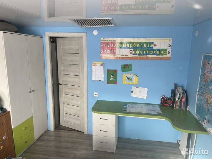 Продаю стол и шкаф в детскую