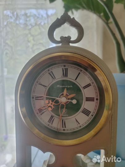 Настольные часы янтарь