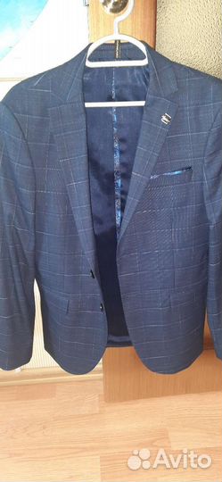 Костюм школьный 48 размер (+4 рубашки)