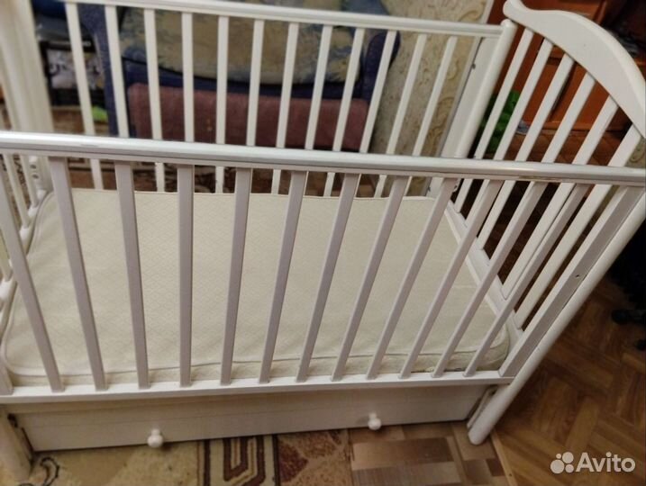 Детская кроватка с маятником