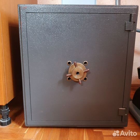Сейф металлический