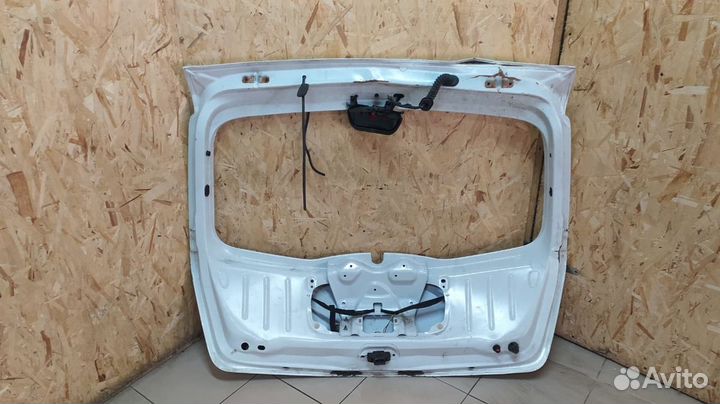 Дверь багажника Renault Sandero I