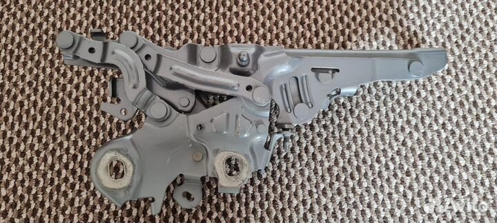 Петля капота правая на бмв 2серии f44