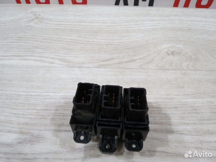 Кнопка стеклоподъемника Hyundai Solaris