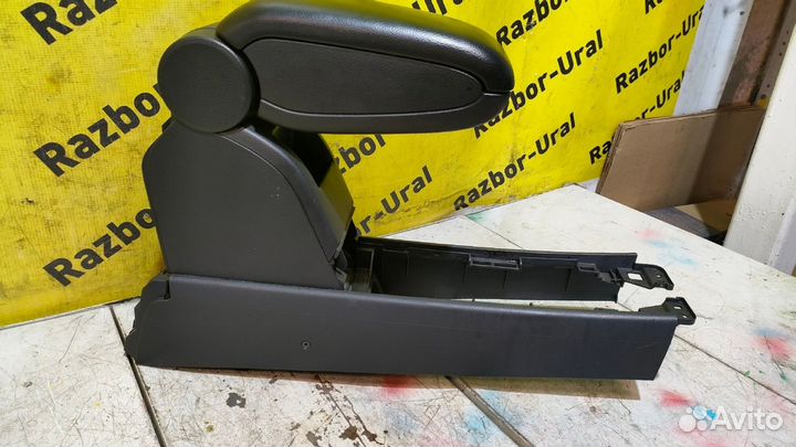 Подлокотник в сборе Ниссан Тиида C11