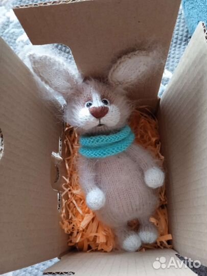 Вязаный зайчик. Интерьерная игрушка