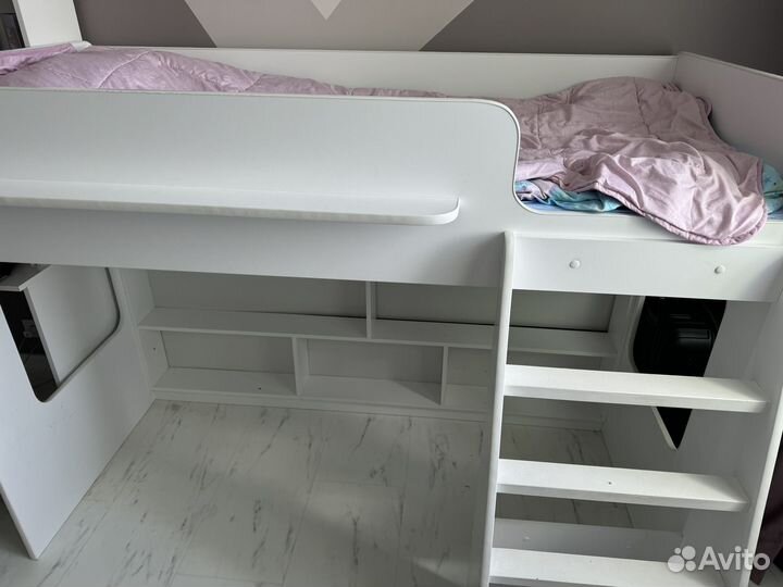 Кровать-чердак с полками