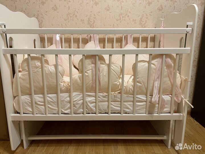 Детская кроватка с маятником