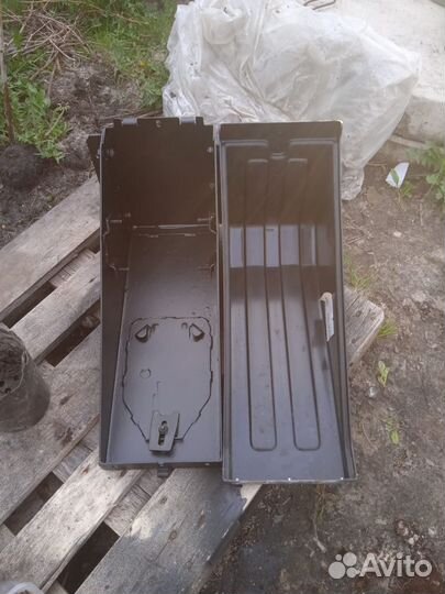 Автомобильный ящик для инструмента или домкрата