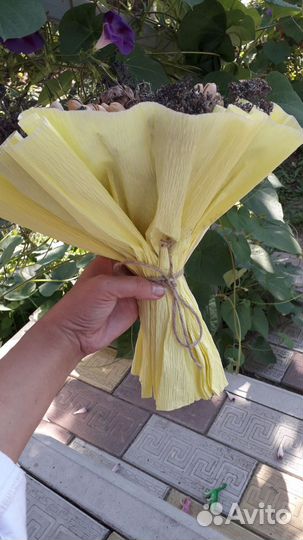 Букет из орехов