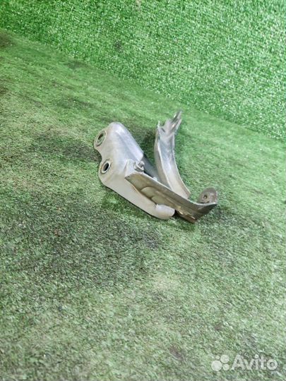 Петля капота правая Toyota Land Cruiser 200