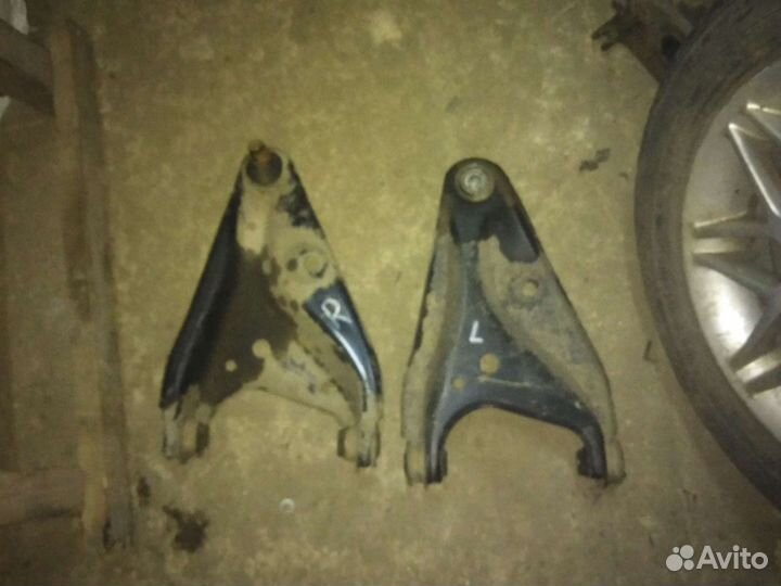 Левый рычаг подвески Рено Логан 2014г