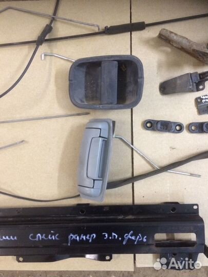 Замки и запчасти задней правой двери Спейс раннер