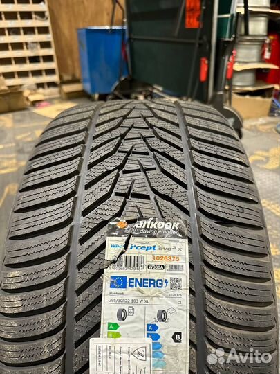 Hankook Winter I'Cept Evo 3 X W330A 265/35 R22 и 295/30 R22 102W