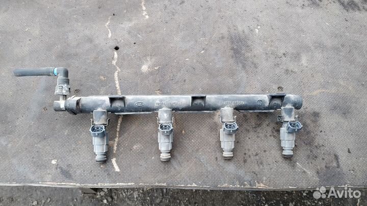 Топливная рампа с форсунками Киа Спектра