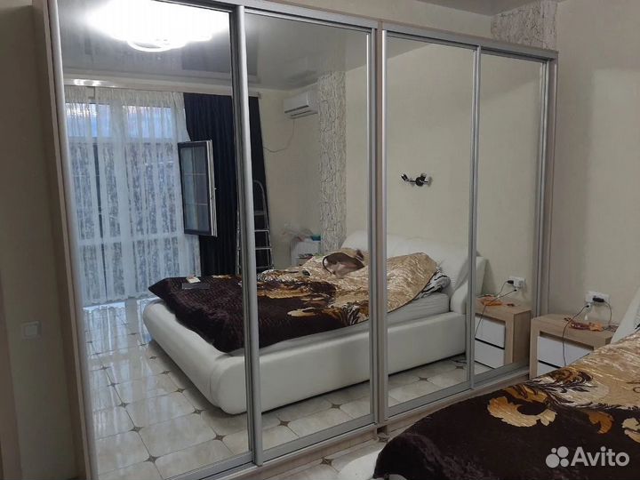 Шкаф-купе 4-х дверный зеркальный 320 см. ширина