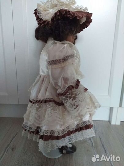 Фарфоровая кукла